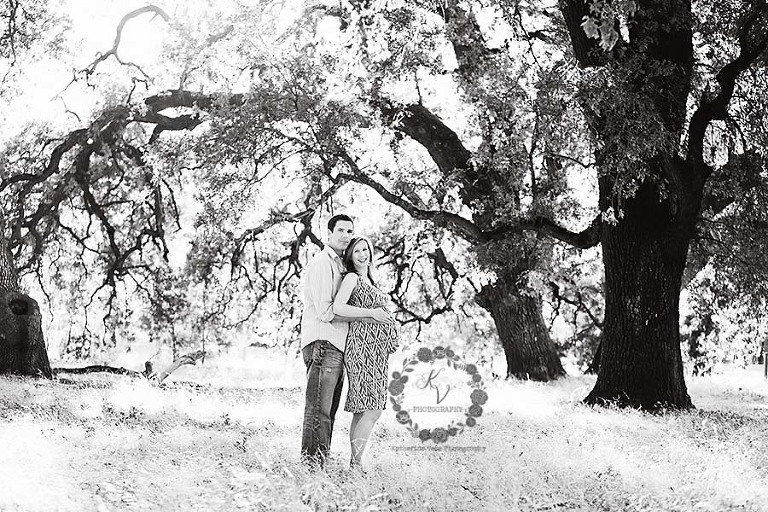 maternity couple under tree