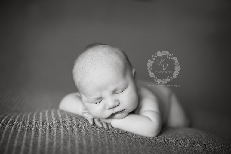 newborn head up pose