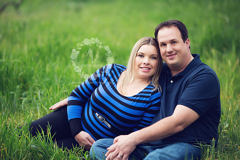 sitting maternity pose