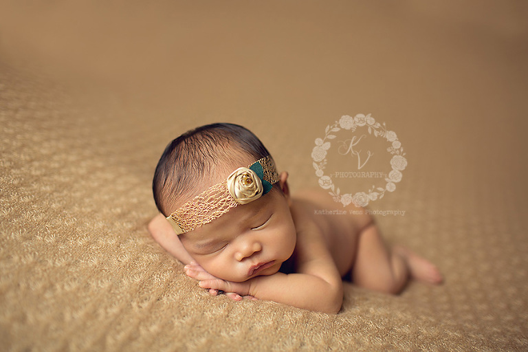 newborn head up pose